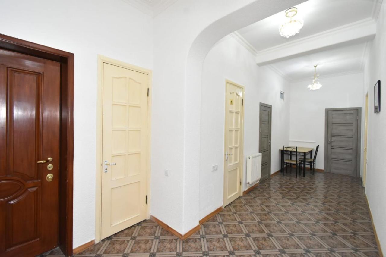 Guesthouses Opera Jerevan Exteriör bild