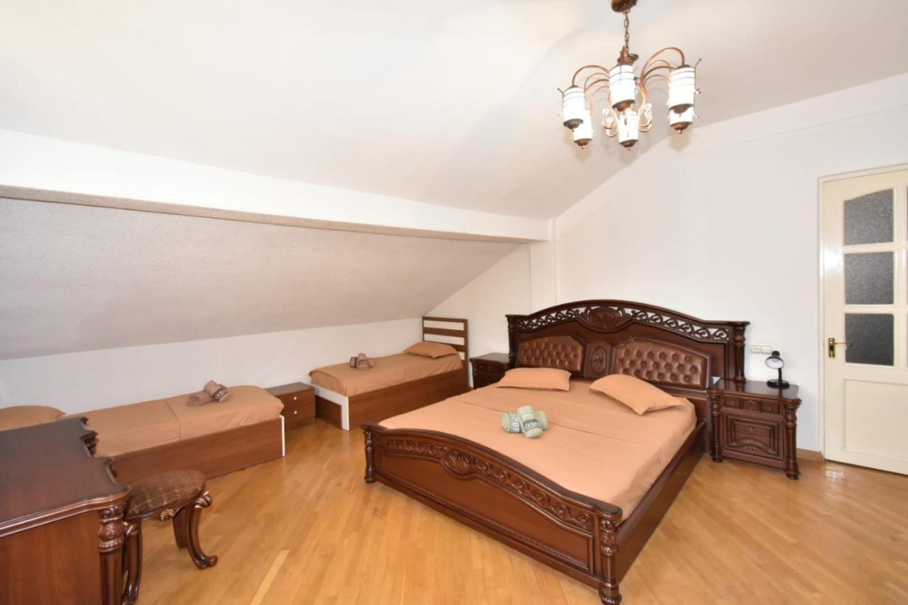Guesthouses Opera Jerevan Exteriör bild
