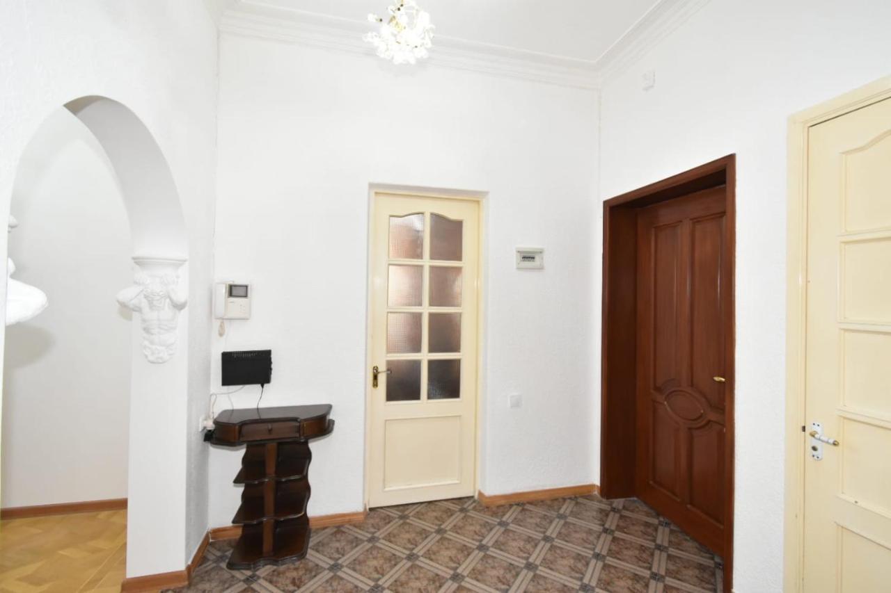 Guesthouses Opera Jerevan Exteriör bild