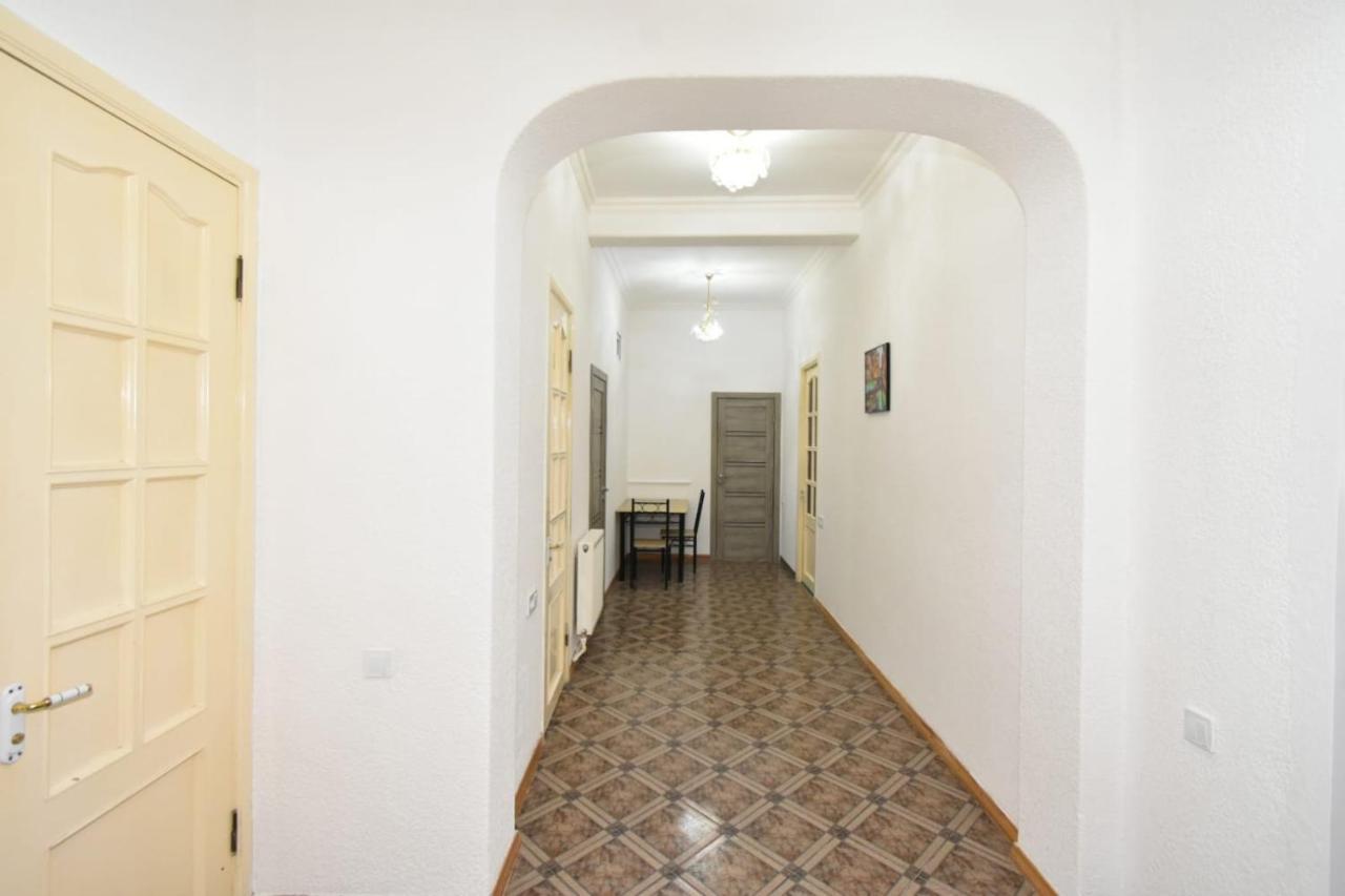 Guesthouses Opera Jerevan Exteriör bild