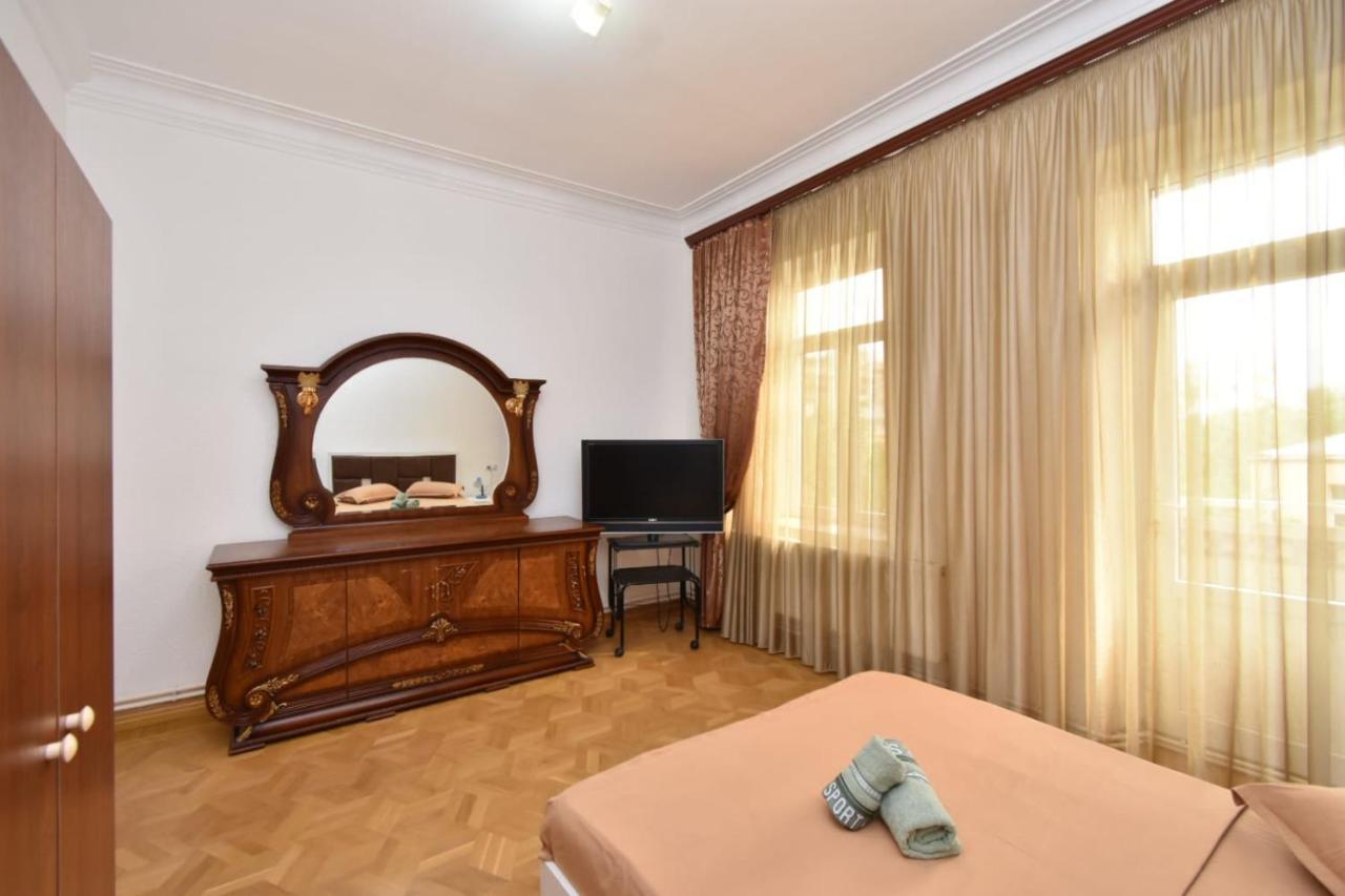 Guesthouses Opera Jerevan Exteriör bild