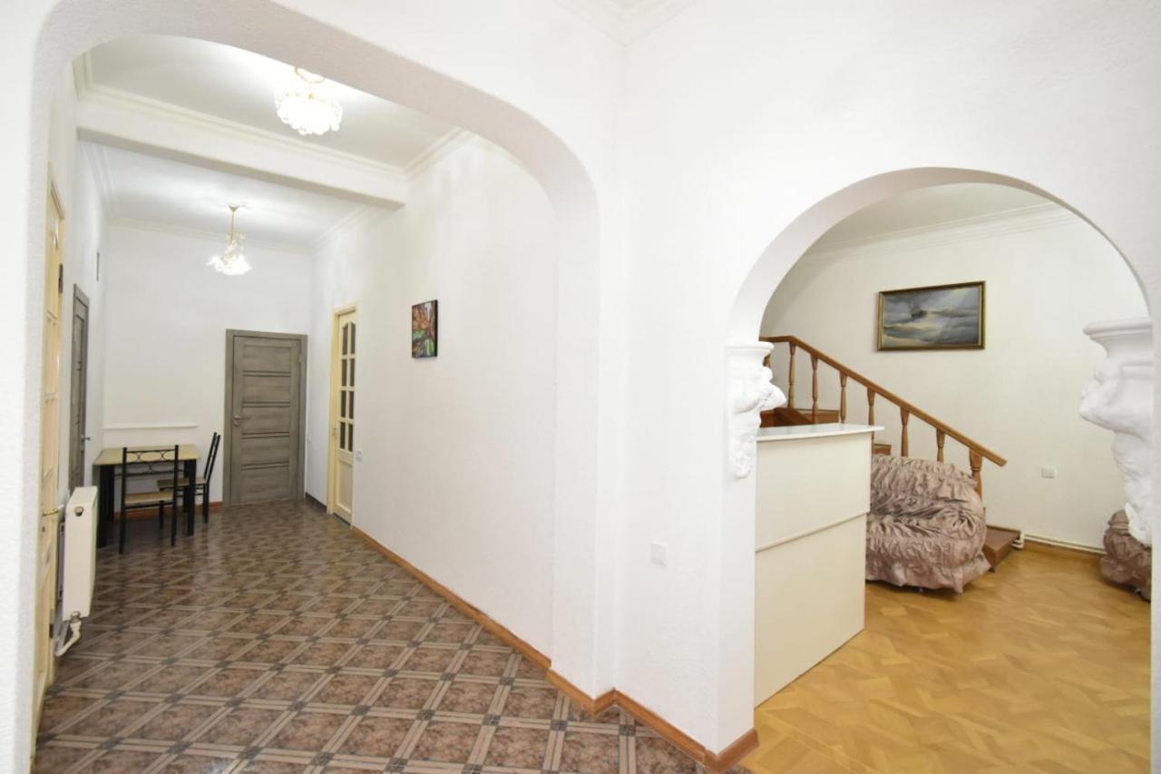 Guesthouses Opera Jerevan Exteriör bild