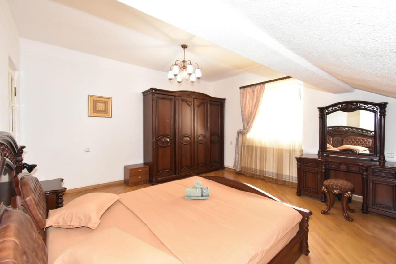Guesthouses Opera Jerevan Exteriör bild